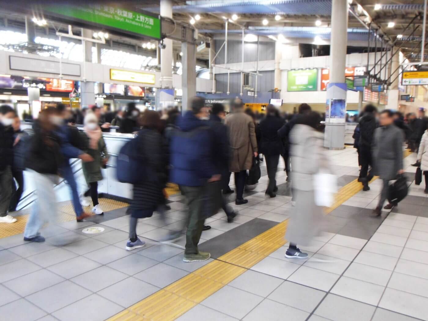 駅の雑踏を行き交う人々